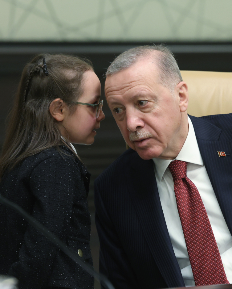 Erdoğan'a resim hediye eden Buğlem: Onu mutlu etmek istedim...